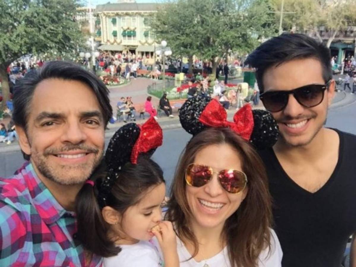 ¡Divertida imagen! La familia Derbez 'muere' después de intenso entrenamiento