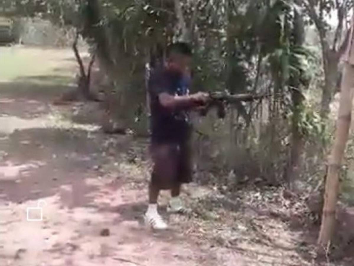 Filtran vídeo de pandilleros probando armas en El Salvador