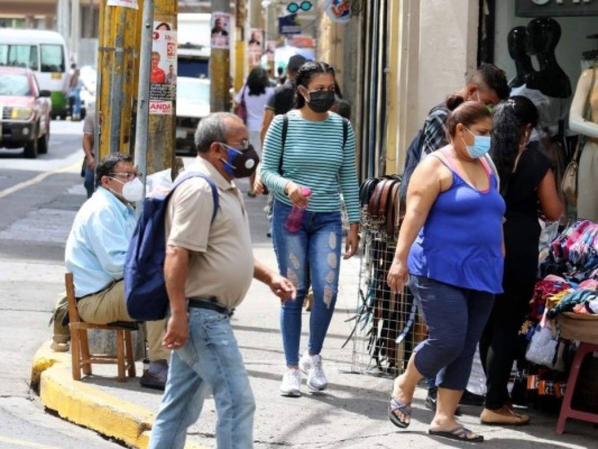 La vacuna previene que la persona se enferme de forma grave, es decir, la persona siempre se puede contagiar pero le dará como un cuadro gripal leve, por lo tanto, no serán hospitalizada ni fallecerá. Foto: El Heraldo