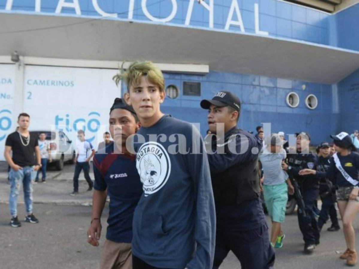 Heridos y detenidos deja enfrentamiento de barras en el clásico Olimpia vs Motagua en el Nacional de Tegucigalpa