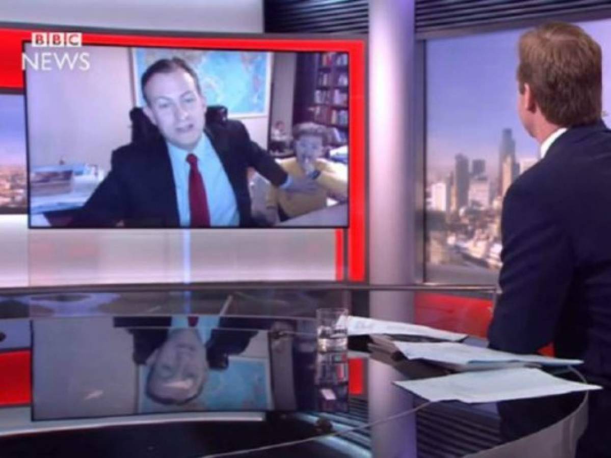 'Mi esposa merece una medalla', dice el experto de la BBC cuyo video se hizo viral