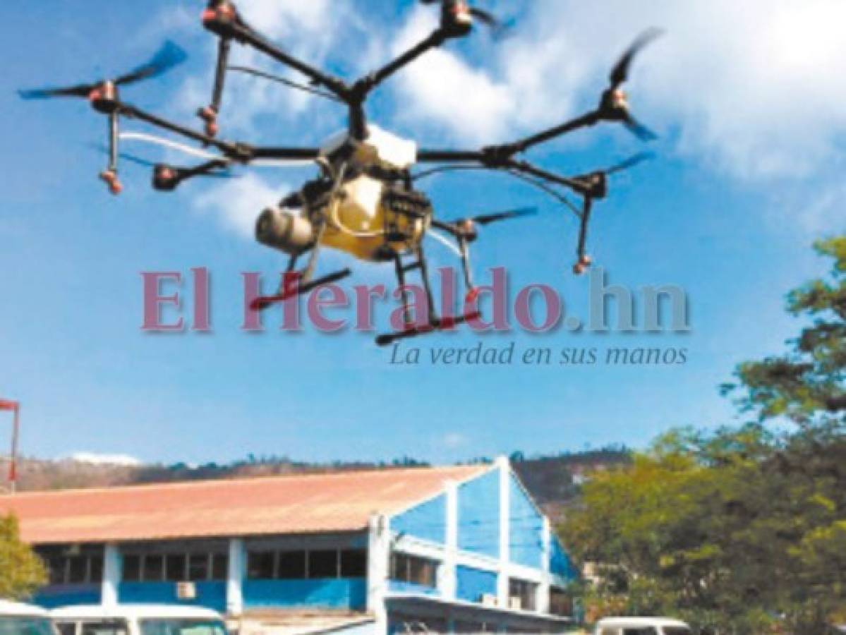 Con drones desinfectan la zona cero de coronavirus de la capital