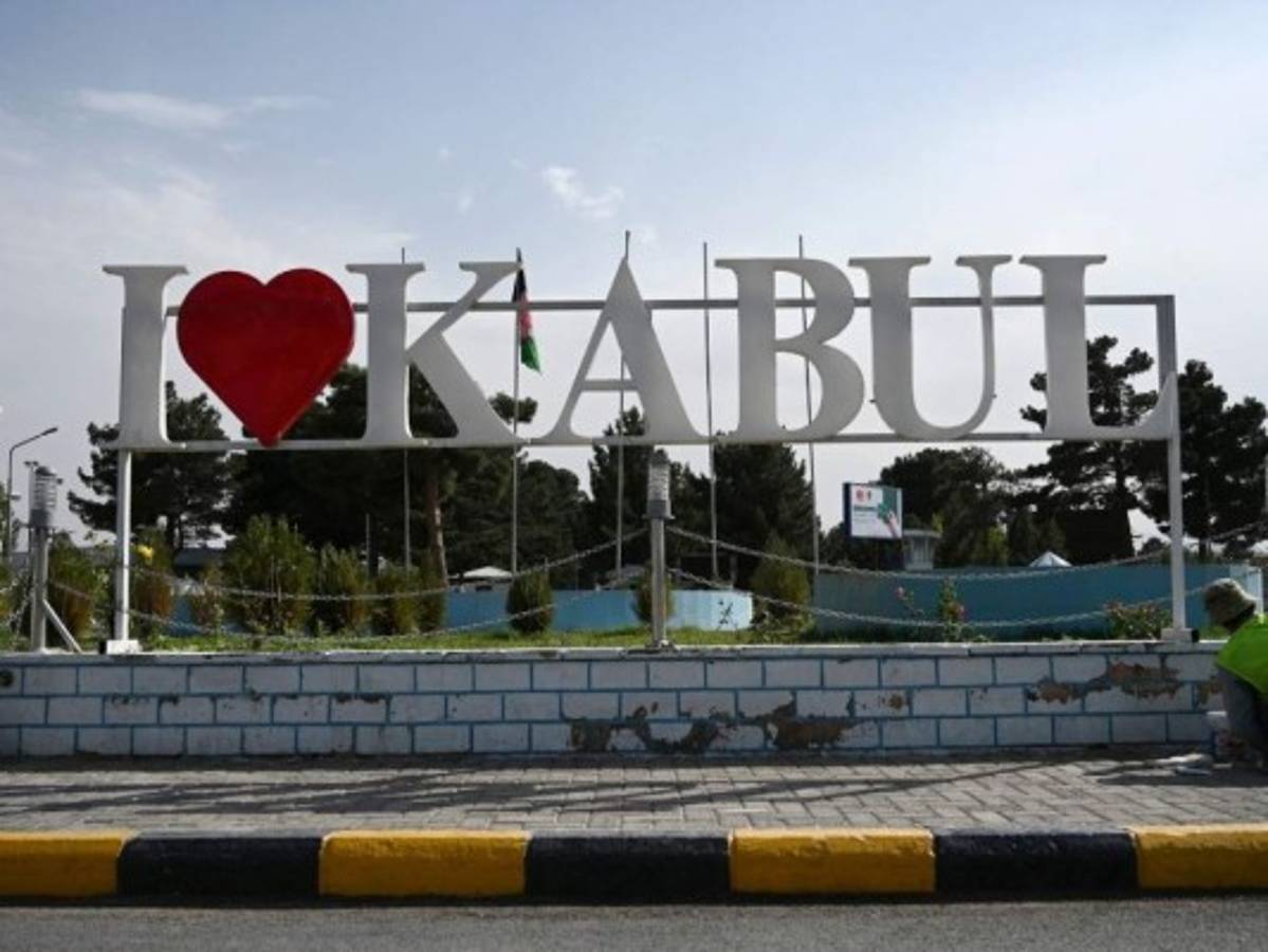 Disparos, empujones y desesperación: Momento en que afganos intentan escapar del aeropuerto