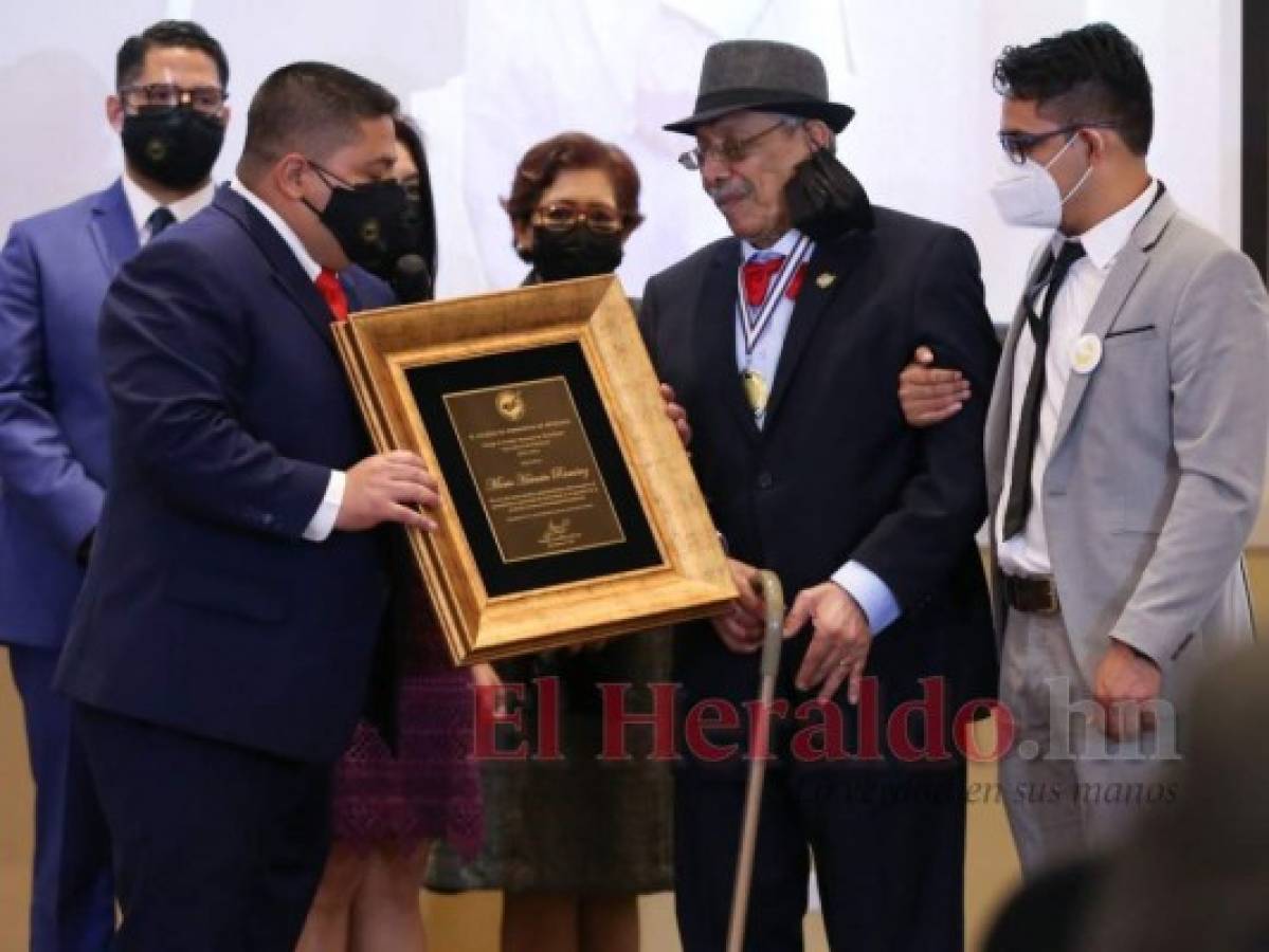 Mario Hernán Ramírez recibe el premio 'Álvaro Contreras' en el Día del Periodista
