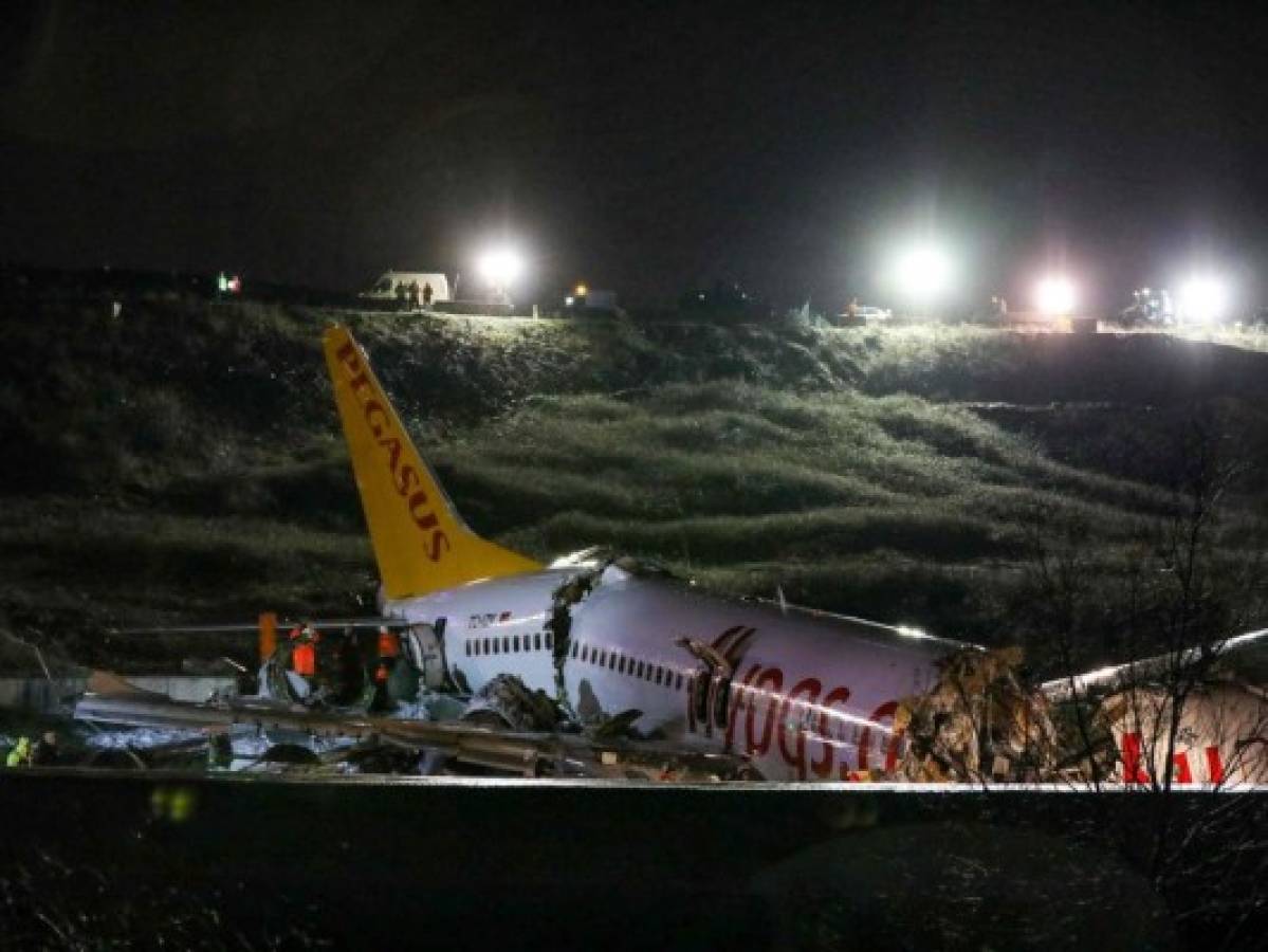 Al menos 52 heridos dejó accidente de avión que se partió en tres en Estambul
