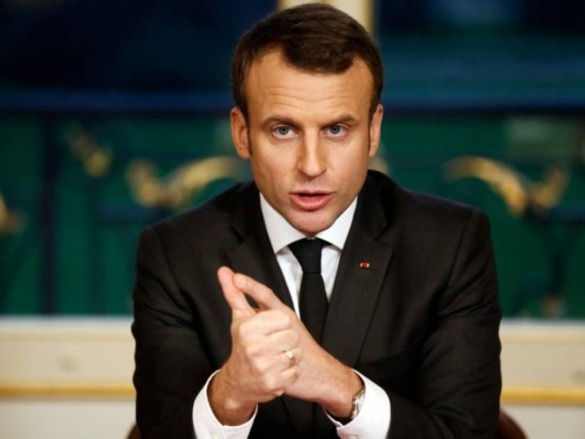 Macron se compromete a combatir noticias falsas en internet