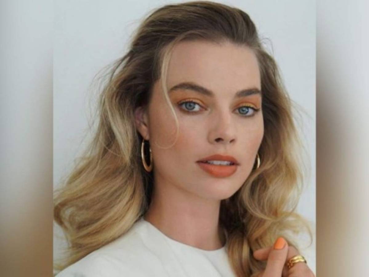 Critican a Margot Robbie por exceso de Photoshop en sus piernas