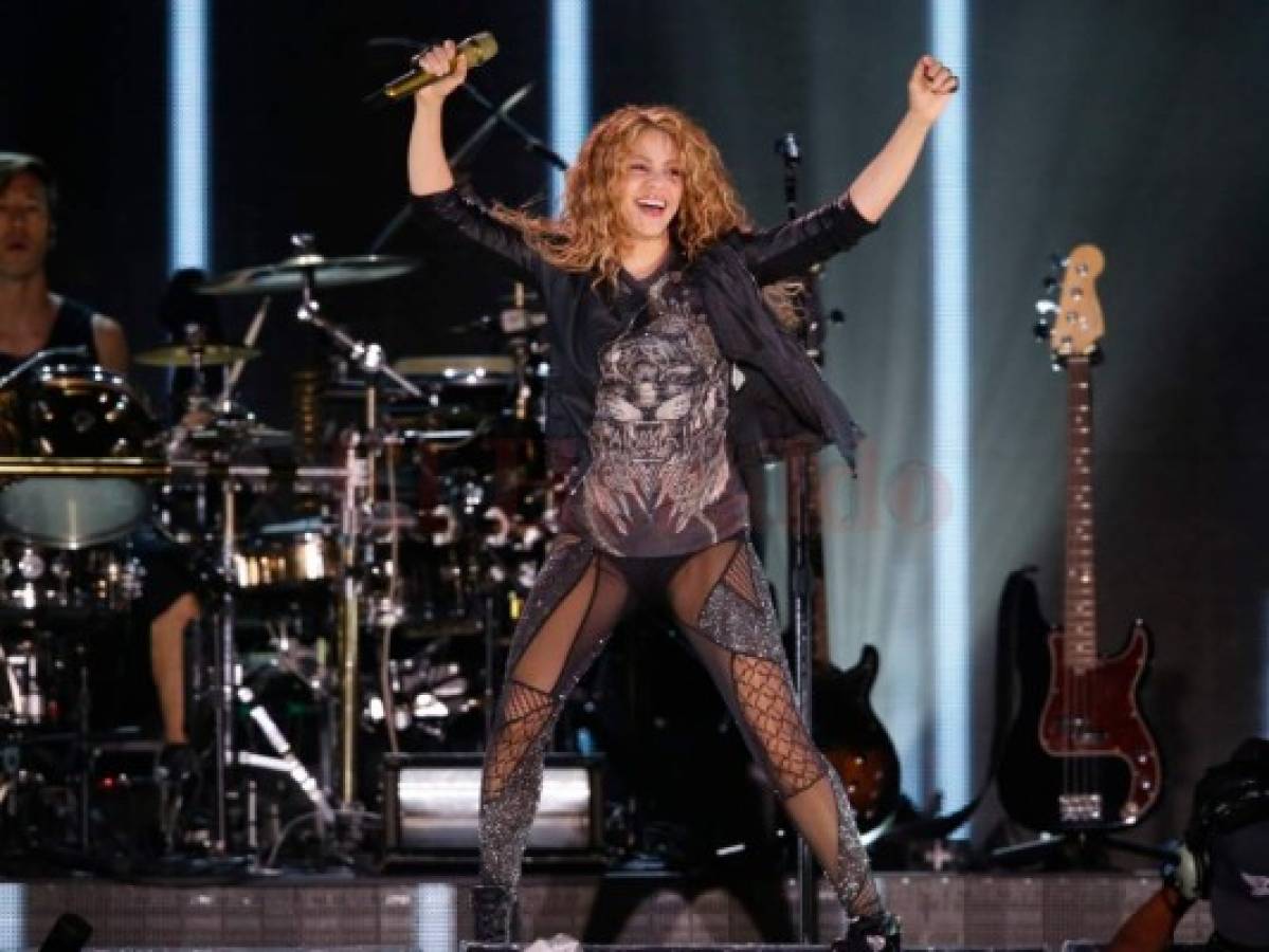 Fans resisten tormenta para ver a Shakira en México