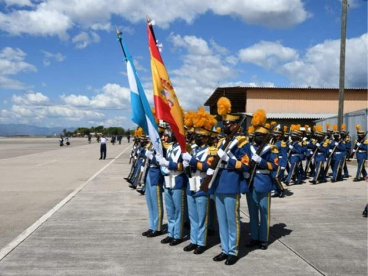 Así lució la comitiva encargada de escoltar al rey de España.