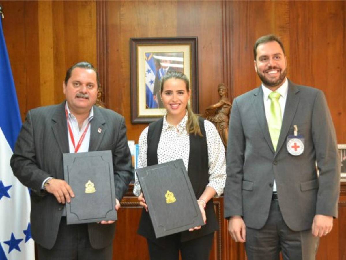 Cancillería y Cruz Roja firman convenio sobre Centro de Atención al Migrante Retornado