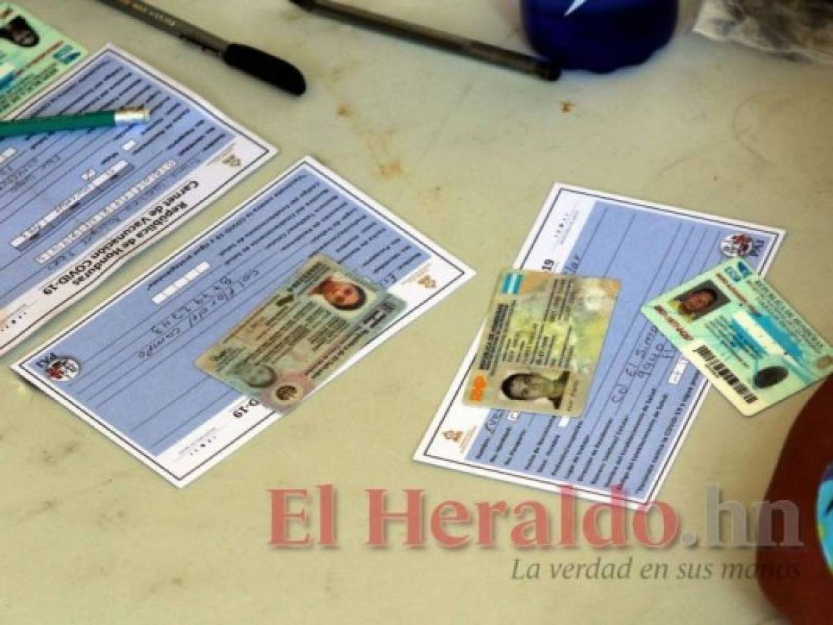 En cada establecimiento de vacunación, las personas reciben su carnet con el fin de que las personas puedan constatar su inmunización. Foto: Alex Pérez/El Heraldo