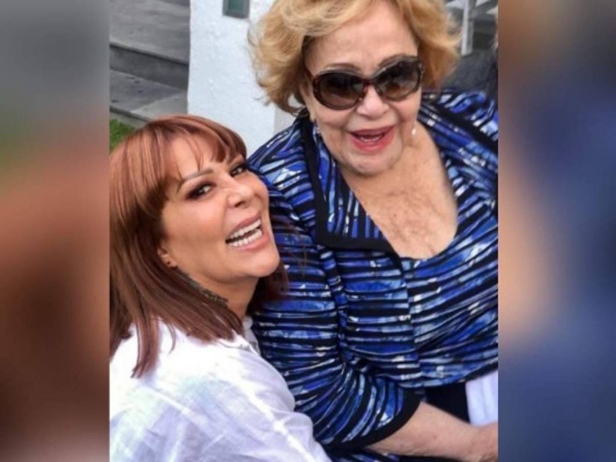 La actriz Silvia Pinal seguirá hospitalizada tras complicaciones