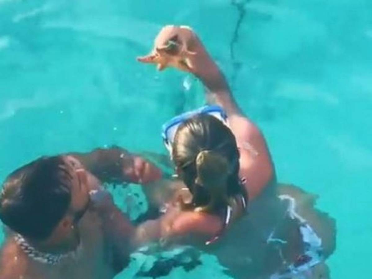 Karol G es criticada por sacar del agua a una estrella de mar