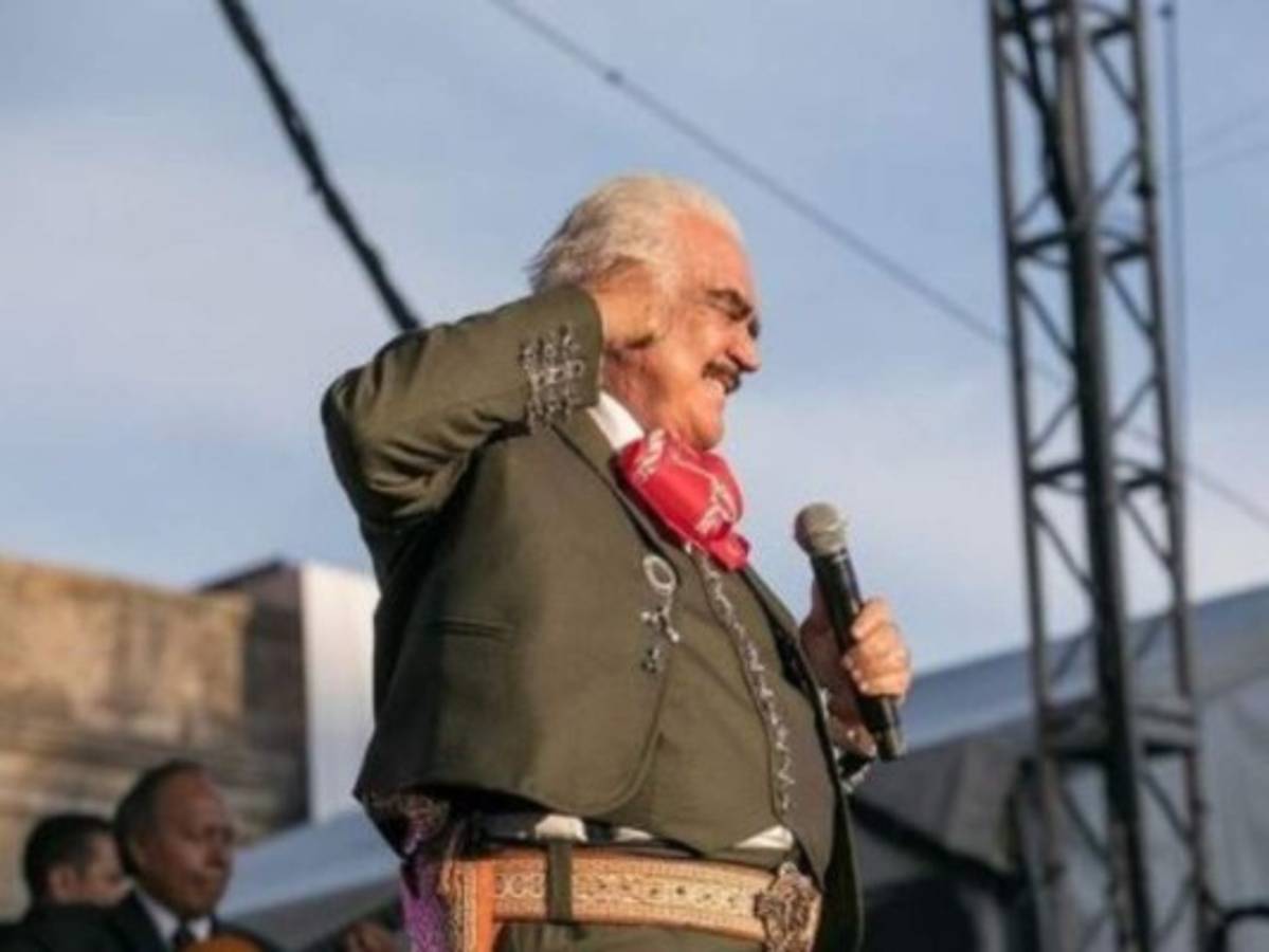 Vicente Fernández presenta mejoría pulmonar, según el parte médico
