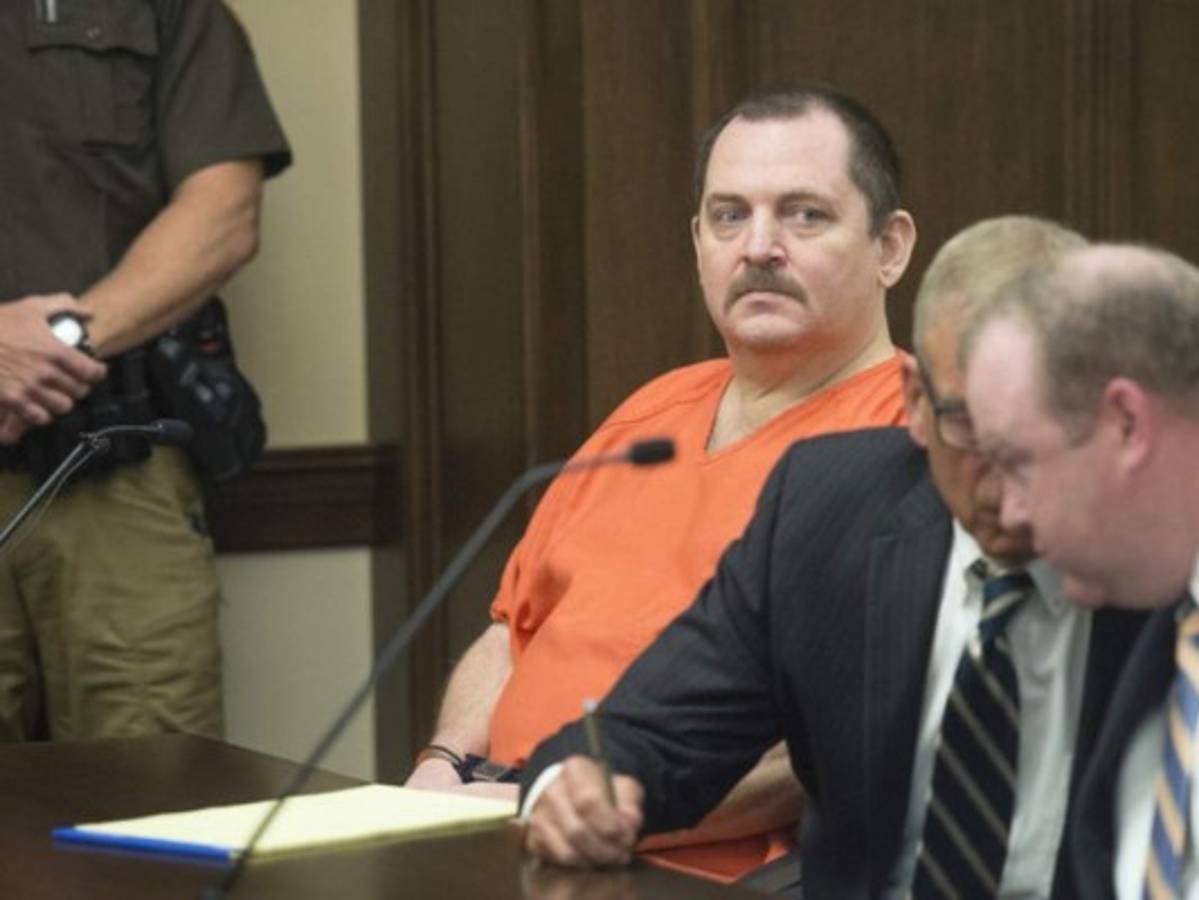 VIDEO: Un estadounidense se corta la garganta en su juicio por asesinato