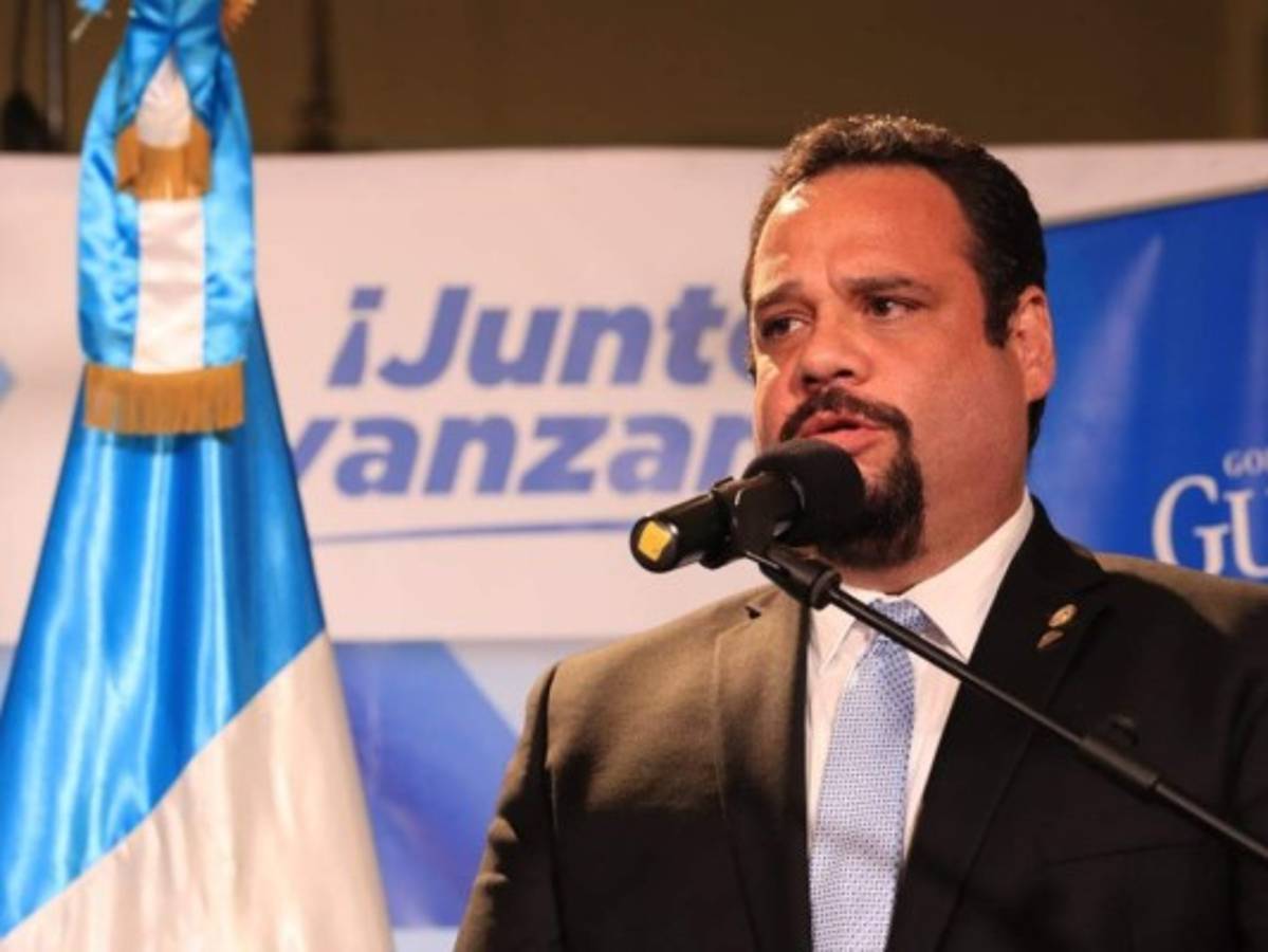 Se fuga exministro guatemalteco buscado por supuesto lavado  