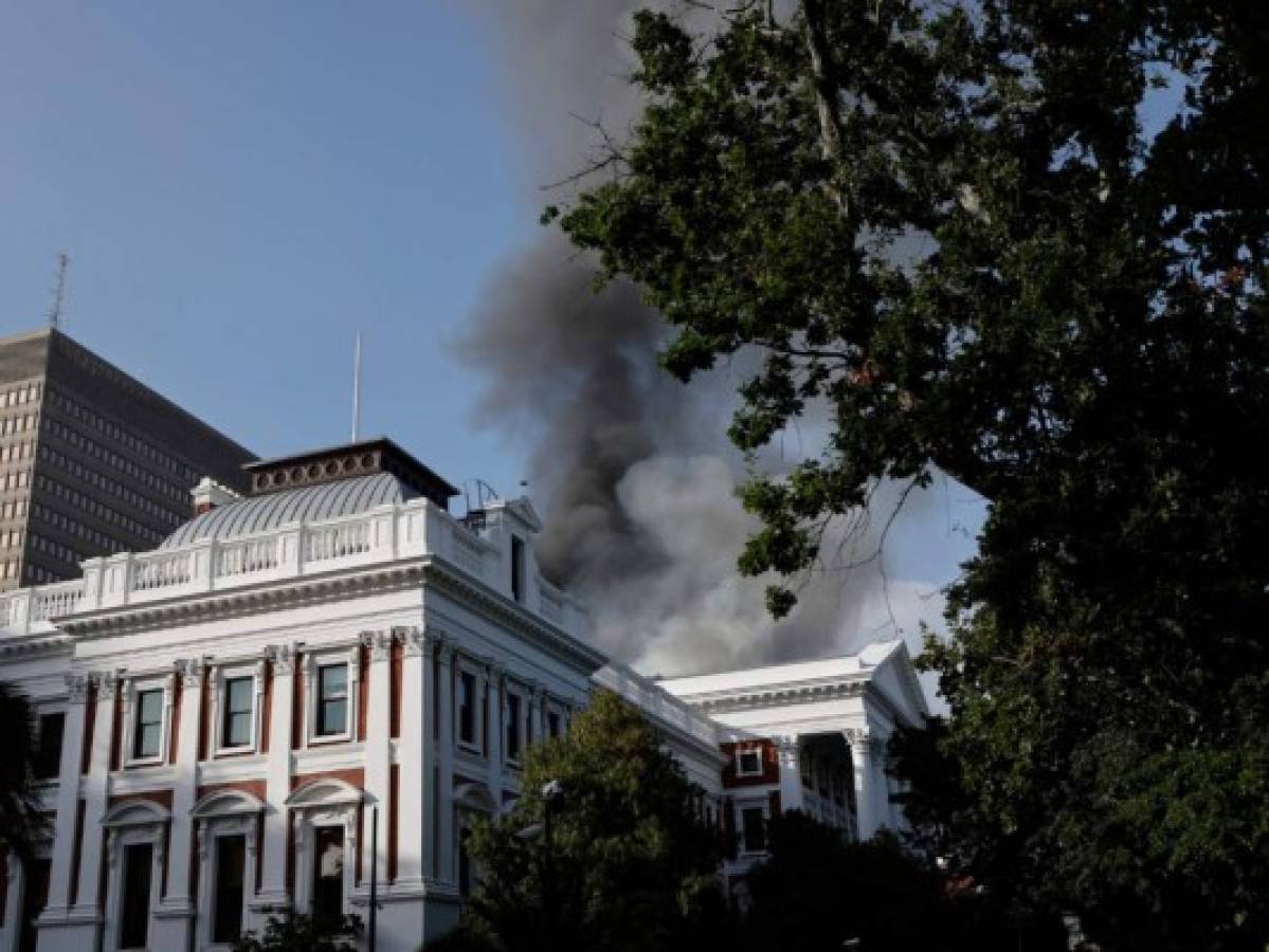 Controlan el incendio que arrasó una parte del parlamento de Sudáfrica