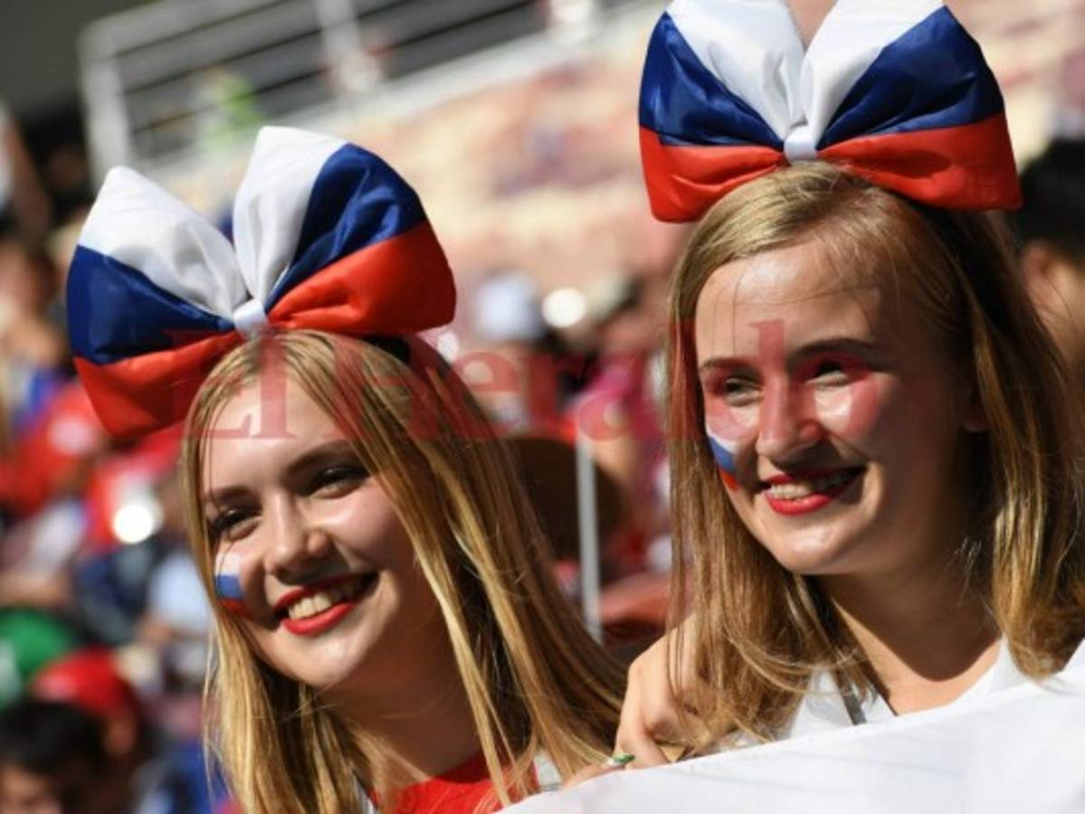 Las guapas mujeres que adornan el Mundial en el duelo España vs Rusia