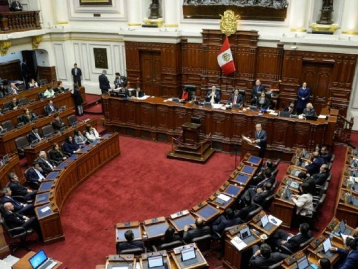 Peruanos aprueban dejar sin empleo a sus legisladores en 2021 