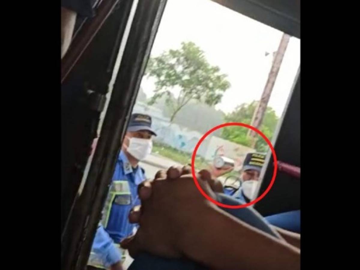 Presentan requerimiento fiscal contra policía que lanzó bomba lacrimógena dentro de bus  