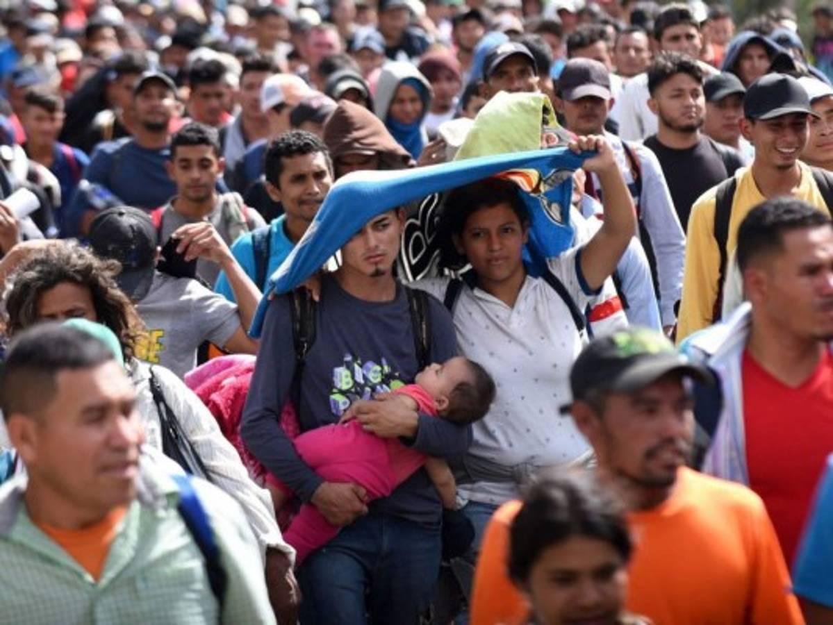 Una pareja de hondureños, con su hija en brazos, camina junto a la caravana migrante en Esquipulas, Guatemala. Foto: Agencia AFP.