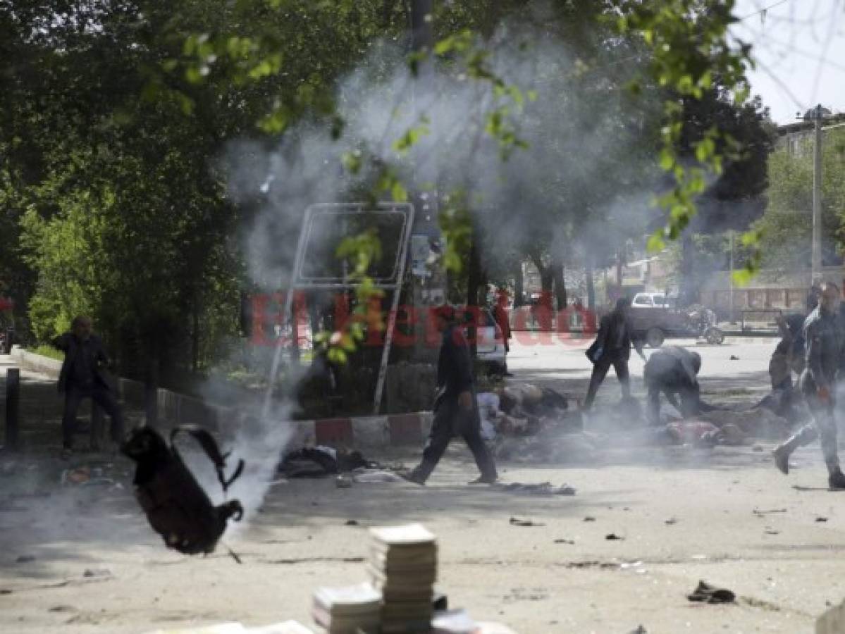 Doble atentado suicida de Estado Islámico deja 25 muertos en Kabul