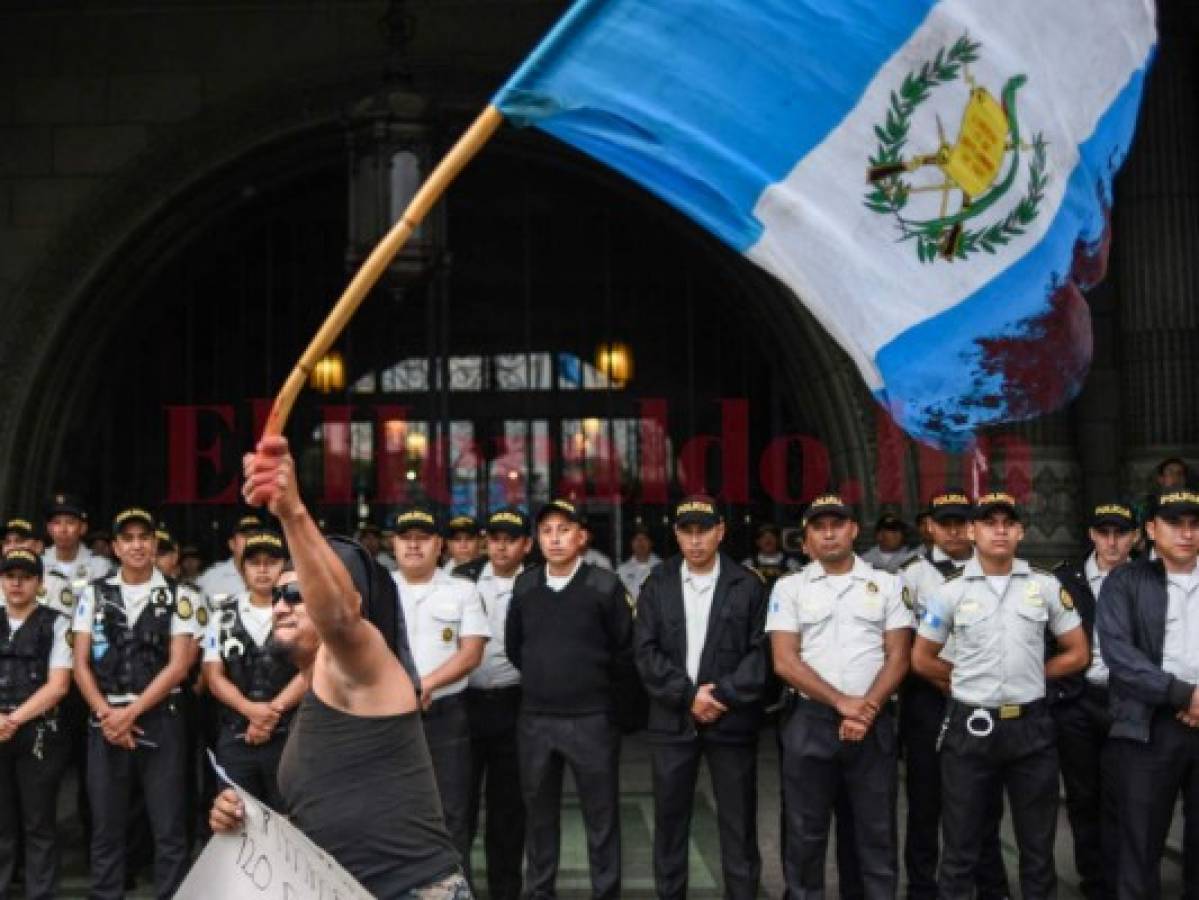 Guatemaltecos exigen la renuncia de Jimmy Morales y apoyan a la Cicig