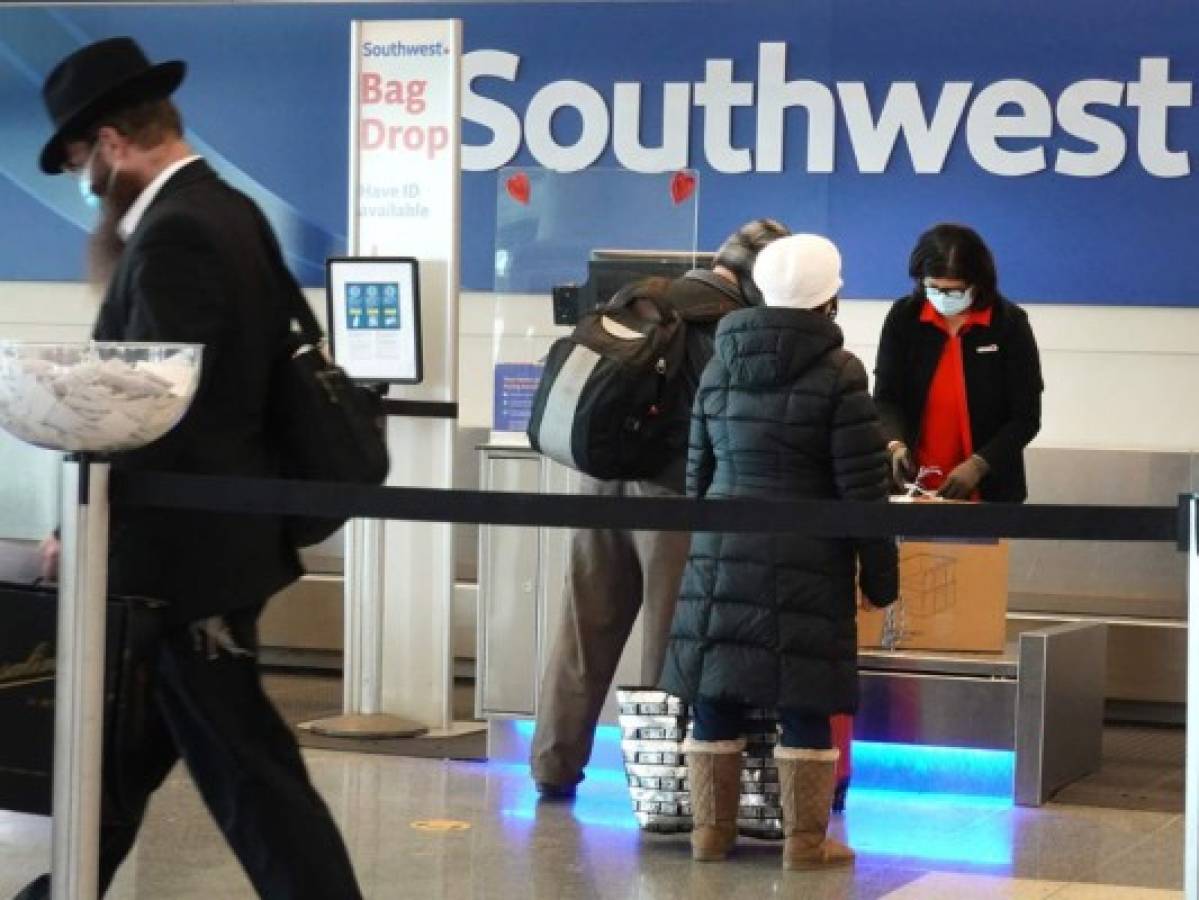 Pasaportes covid: aerolíneas piden a la OMS respaldar viajes sin cuarentena