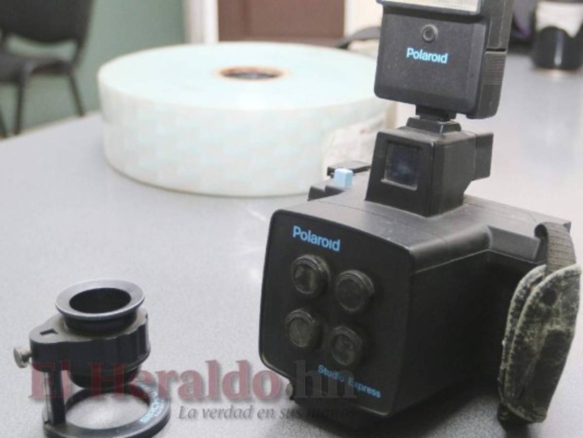 Esta cámara tenía la característica de identificar a cuatro personas por cada uno de los cuatro lentes para ahorrar papel.