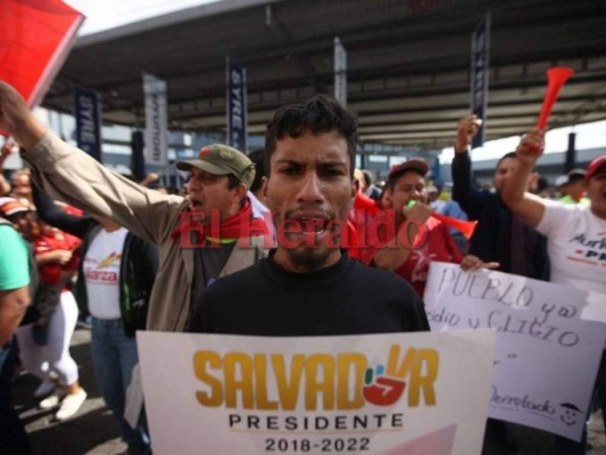 Alianza de Oposición protagoniza masiva marcha frente al Tribunal Supremo Electoral