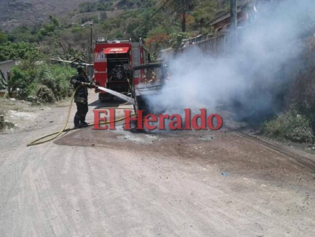 Hombres armados queman mototaxi en la capital de Honduras