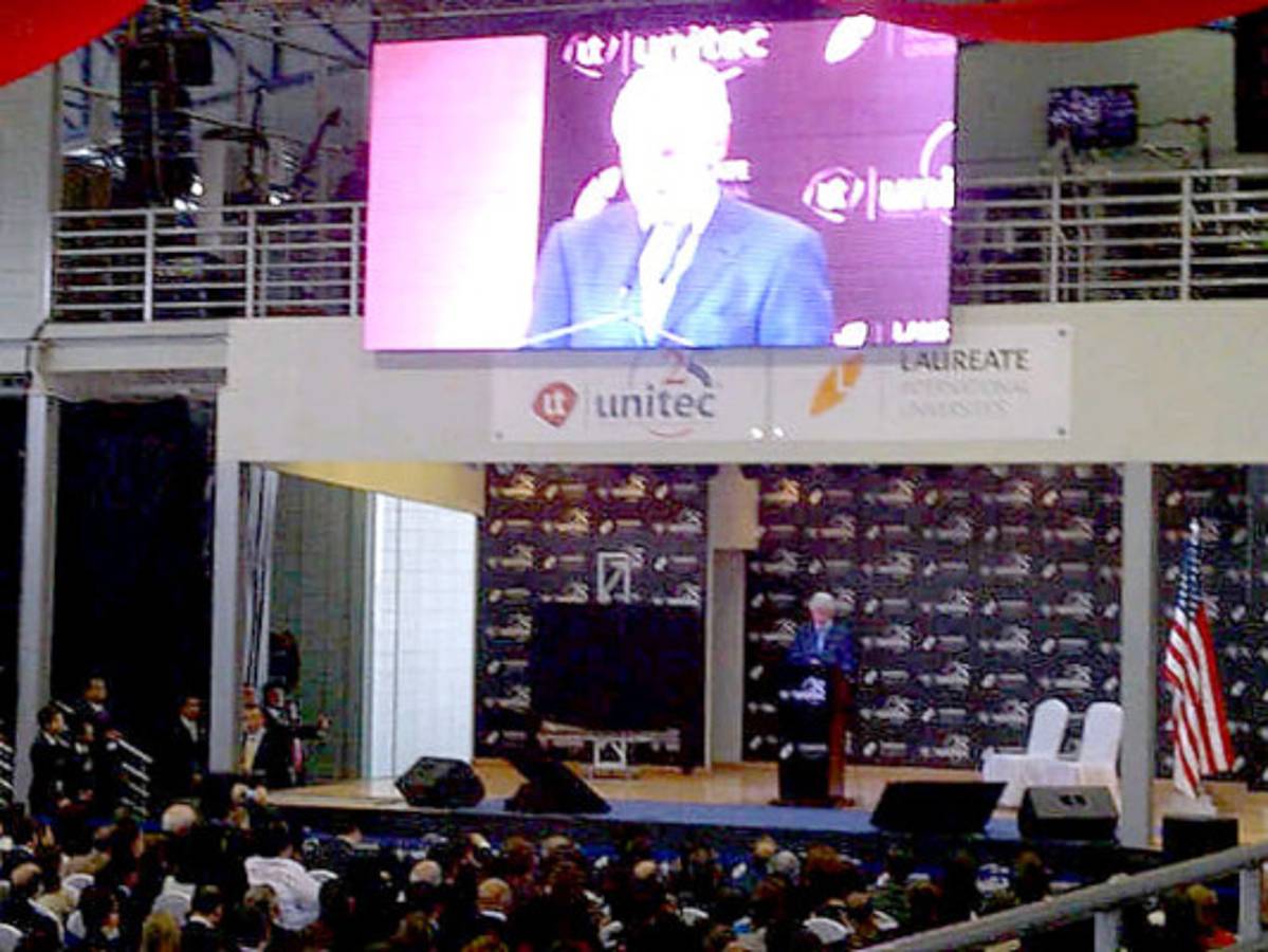 Bill Clinton exhorta a políticos a atender problemas de nación