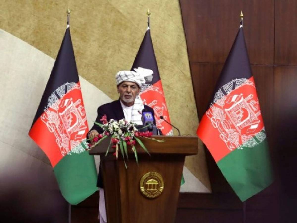 Presidente afgano abandonó el país frente a avance de los talibanes