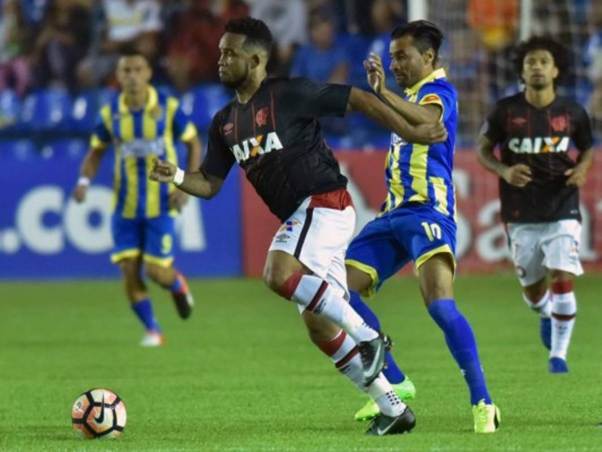 Paranaense de Brasil a fase de grupos de Libertadores al ganar 1-0 a Capiatá de Paraguay