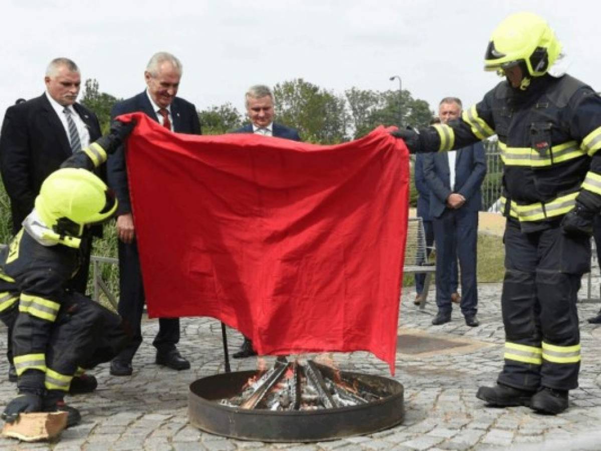 Presidente checo hace quemar un gran calzón rojo para burlarse de los periodistas