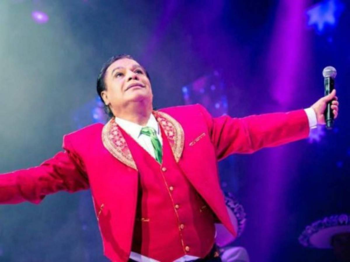 Mediante holograma 'reviven' al cantante mexicano Juan Gabriel en concierto