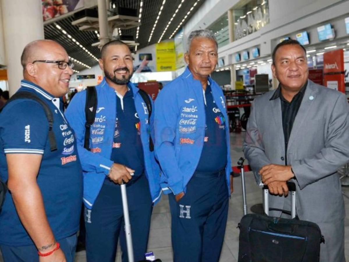Luis Giribaldi (PF), José el Chino Barahona (PP), José Romero (AT) y Carlos Tábora (DT), cuerpo técnico de la H, para el juego ante Emiratos Árabes Unidos.