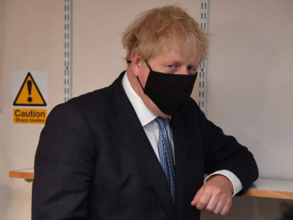 Boris Johnson dice que los antivacunas están 'chiflados'