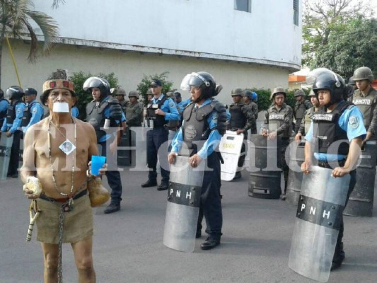 Honduras: Protestan frente a Conatel contra sanciones impuestas a Globo TV