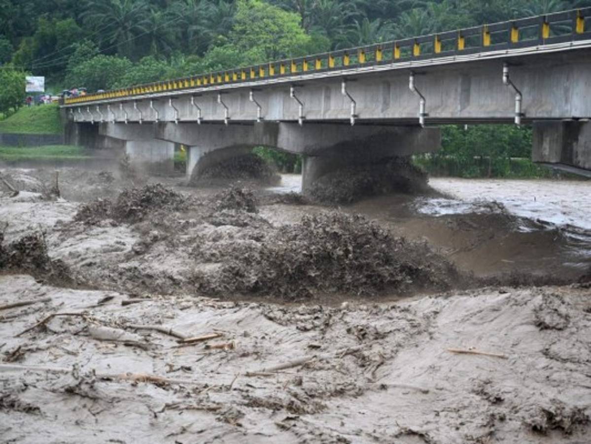 Alerta roja en toda Honduras por impacto de la tormenta Eta  