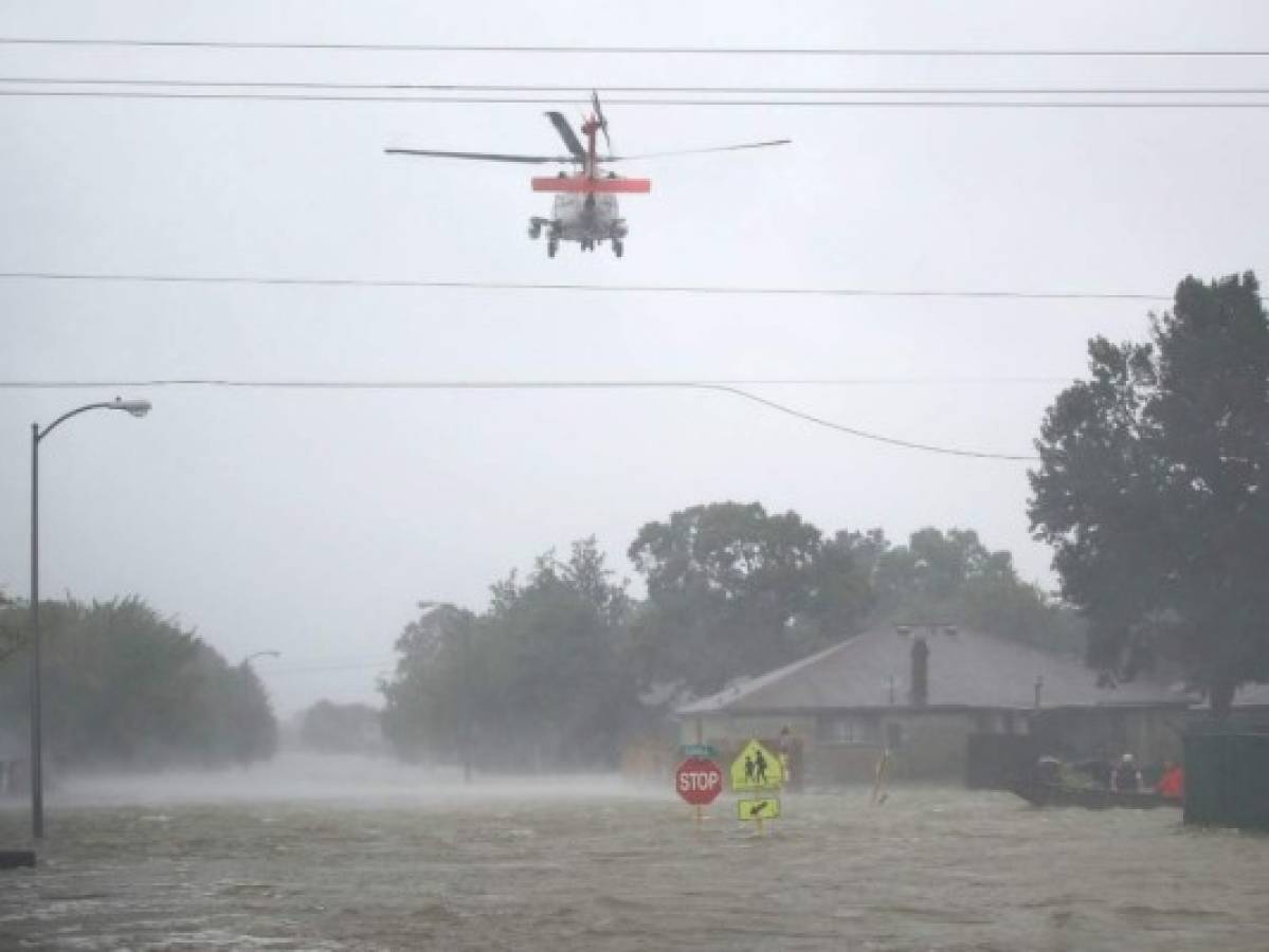 EEUU en alerta por inundaciones de tormenta Harvey, históricas según Trump