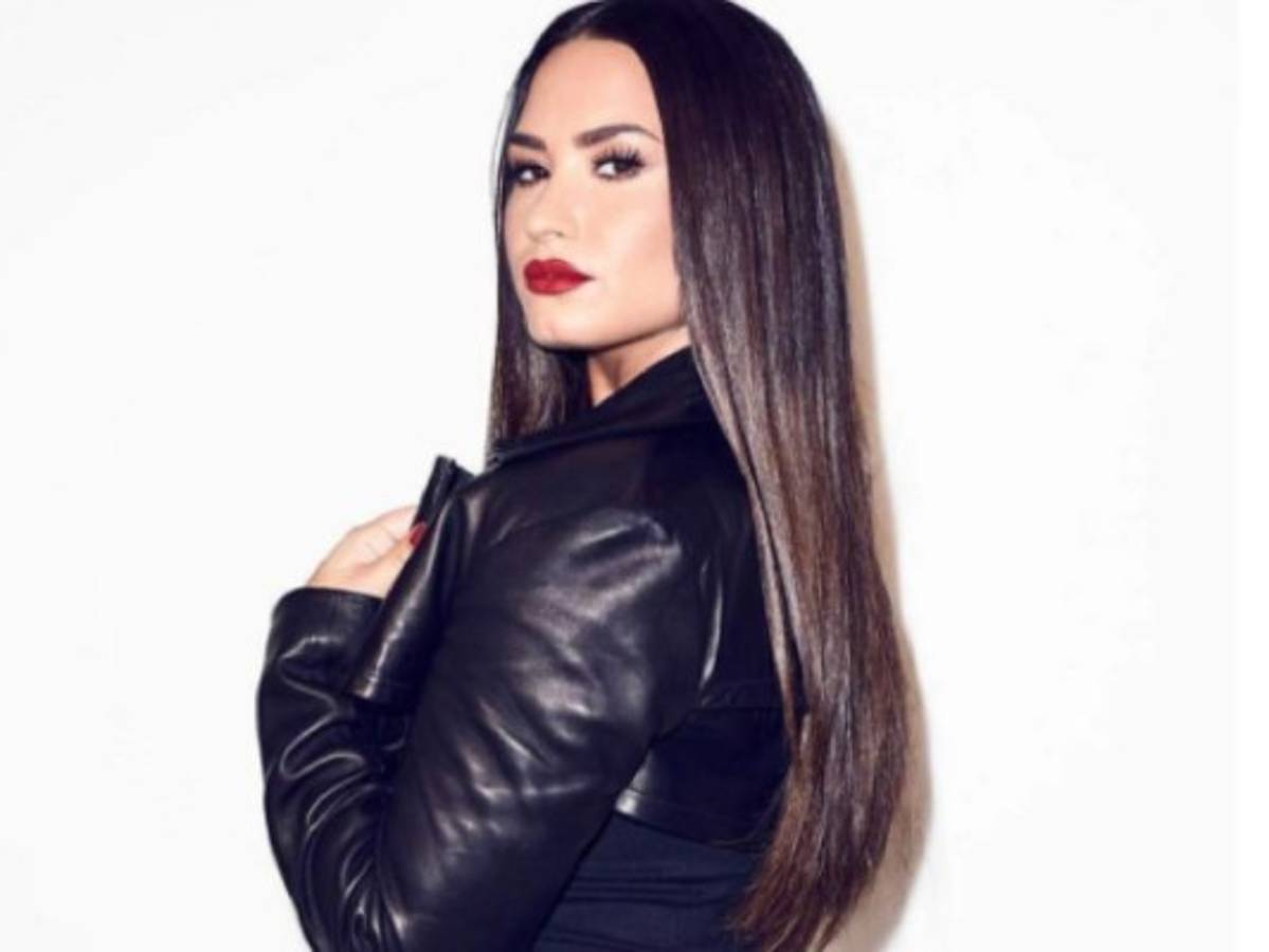 Demi Lovato mostró su retaguardia en sensual disfraz de policía