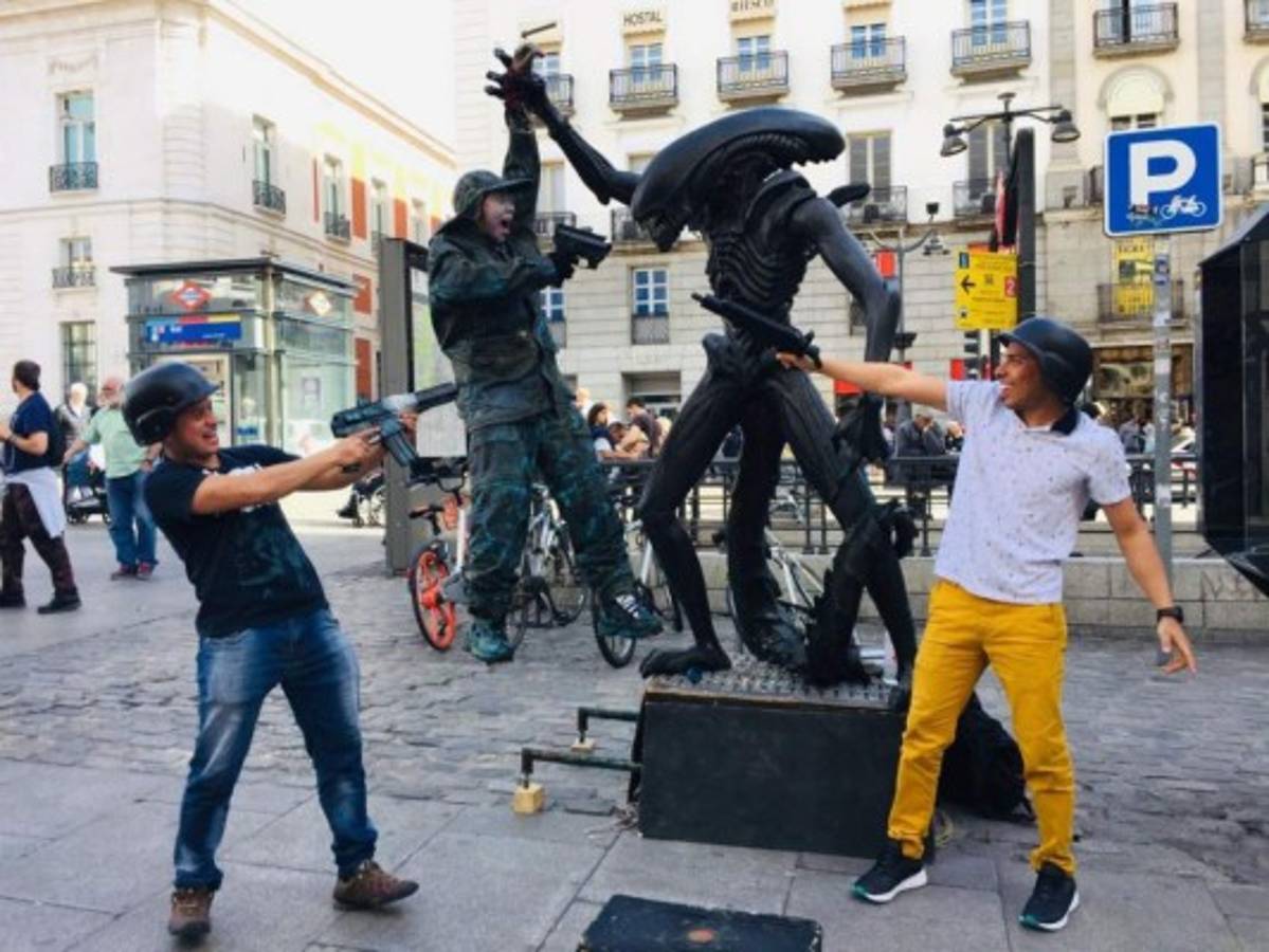 Muchas personas se sorprenden al ver cómo esta joven mantiene su postura estática durante varias horas. Foto: Dania Mendez.