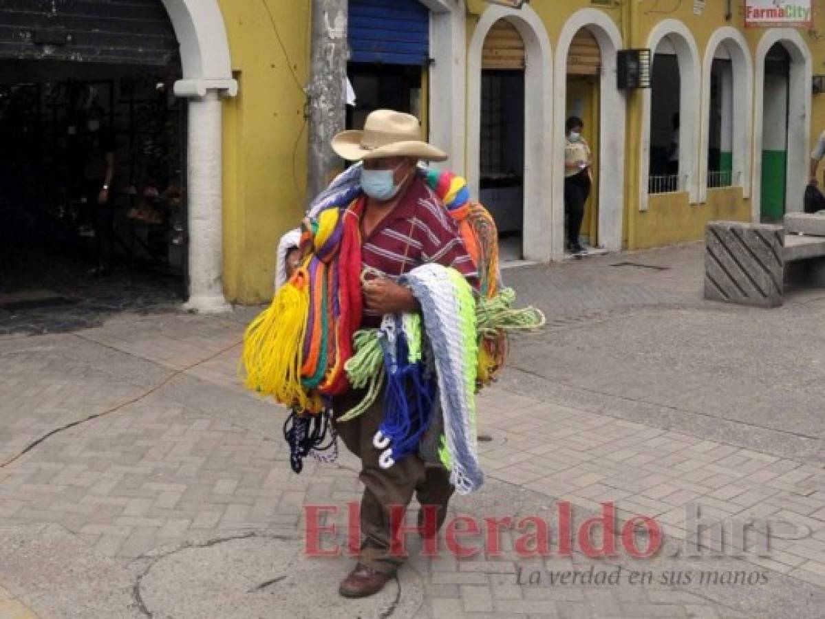 Debido a la suspensión y despidos en las empresas, muchas personas ahora trabajan en el comercio informal en las calles de la ciudad. Foto: Marvin Salgado/El Heraldo
