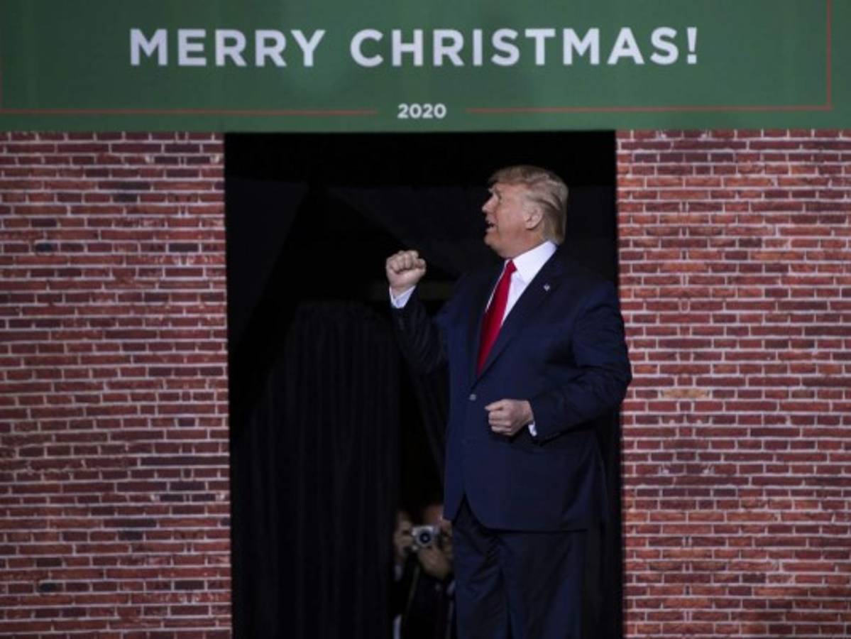 Trump fustiga a revista evangélica que apoya destituirlo