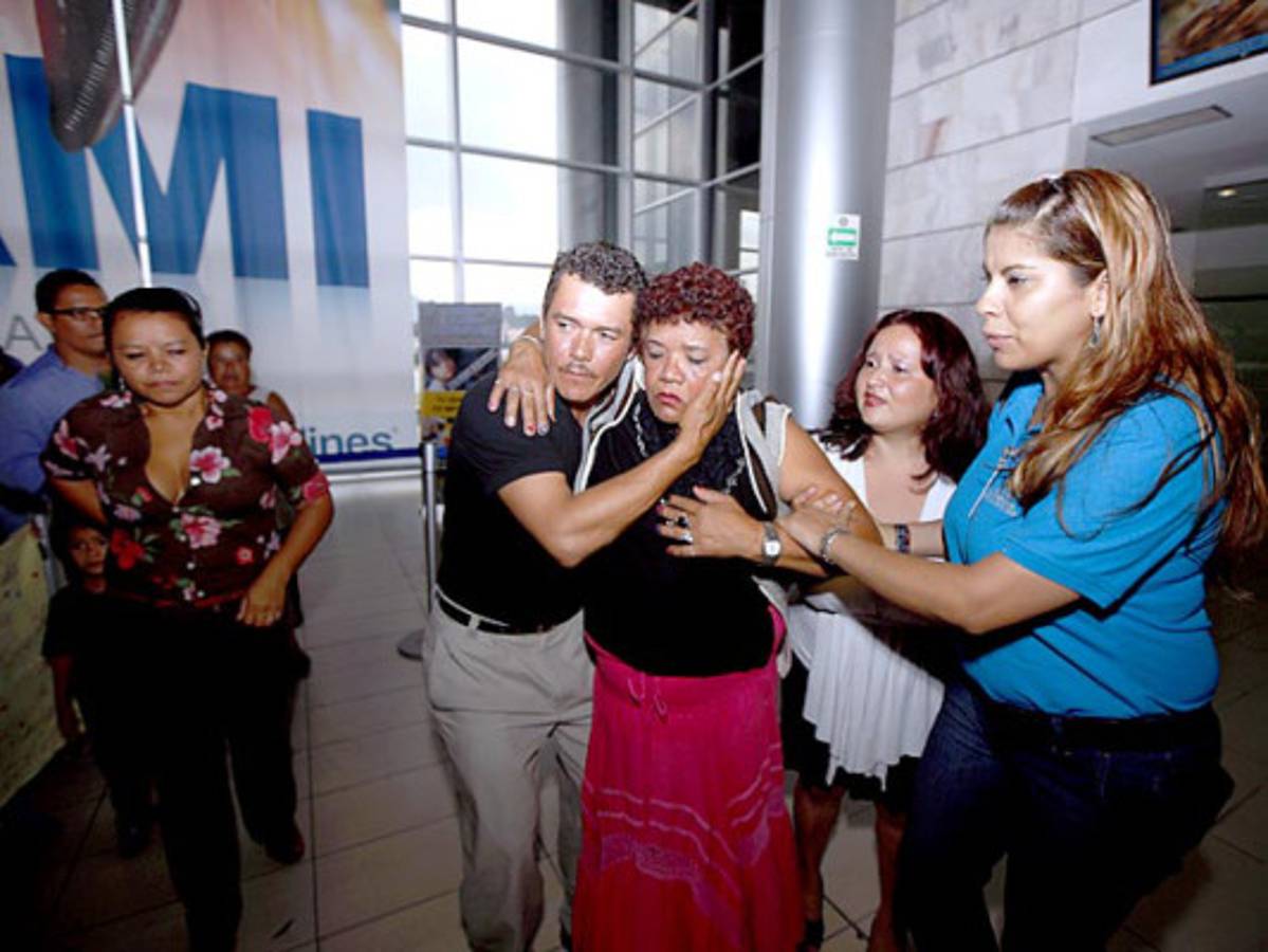 Madre hondureña se reúne con sus hijos después de 16 años de ausencia