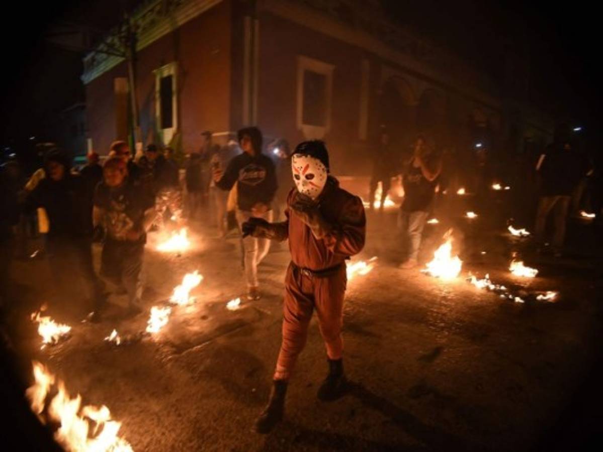 Guatemaltecos se lanzan bolas de fuego en celebración de Virgen de la Inmaculada Concepción
