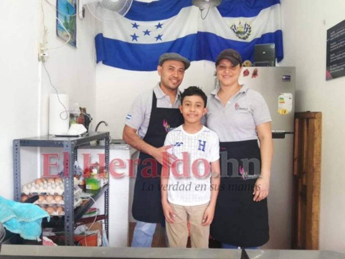 De la unión de la pareja nació Sebastián, que con tan solo nueve años de edad -como buen sampedrano- se siente orgulloso de su país, de sus tradiciones y del emprendimiento de sus padres. Foto: Eduardo López.