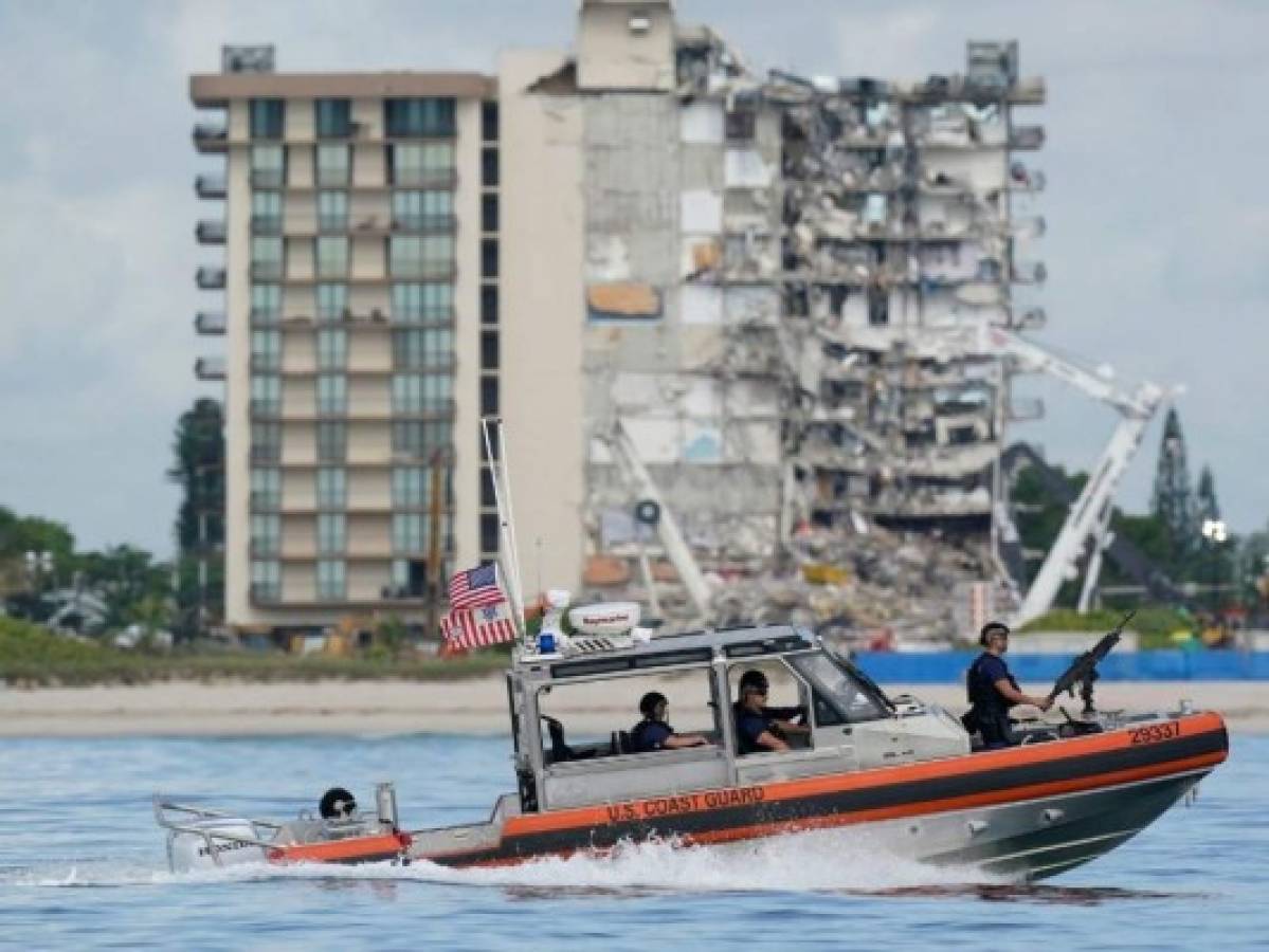 Restos de edificio caído en Florida podrían ser derribados