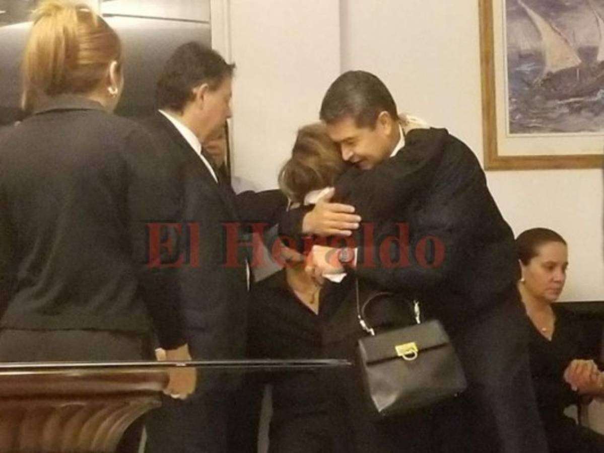 Presidente Juan Orlando llega a la funeraria al velorio de su hermana Hilda Hernández